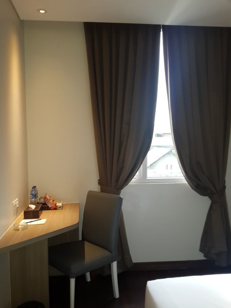 Hotel 88 Itc Fatmawati Jakarta By Wh Экстерьер фото