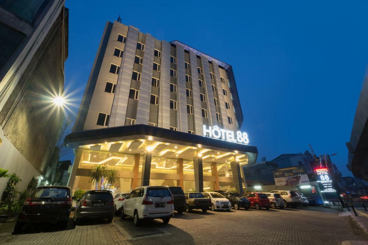 Hotel 88 Itc Fatmawati Jakarta By Wh Экстерьер фото