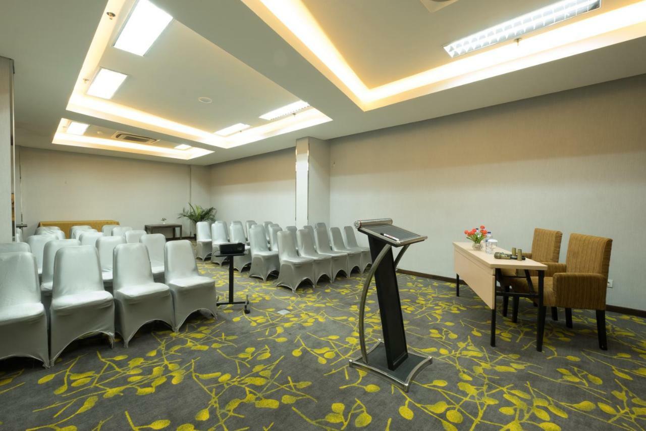 Hotel 88 Itc Fatmawati Jakarta By Wh Экстерьер фото